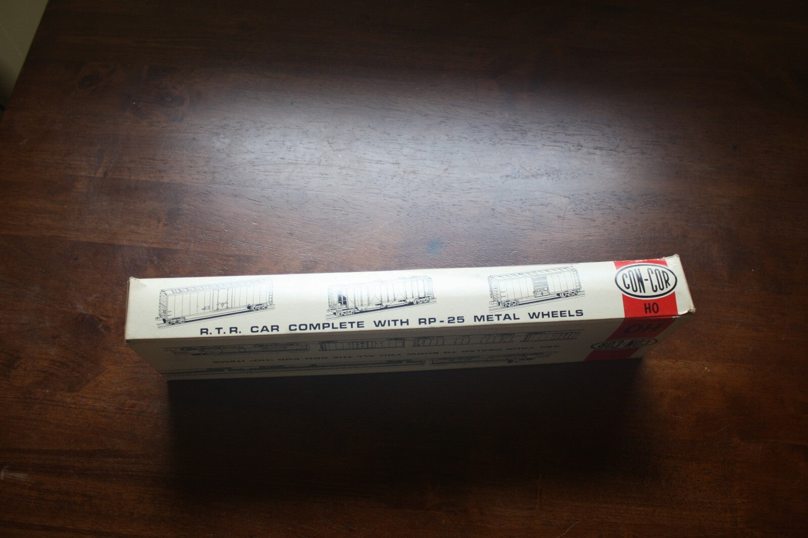 Con-Cor HO Scale Santa Fe Passenger Car Model with RP-25 Metal Wheels