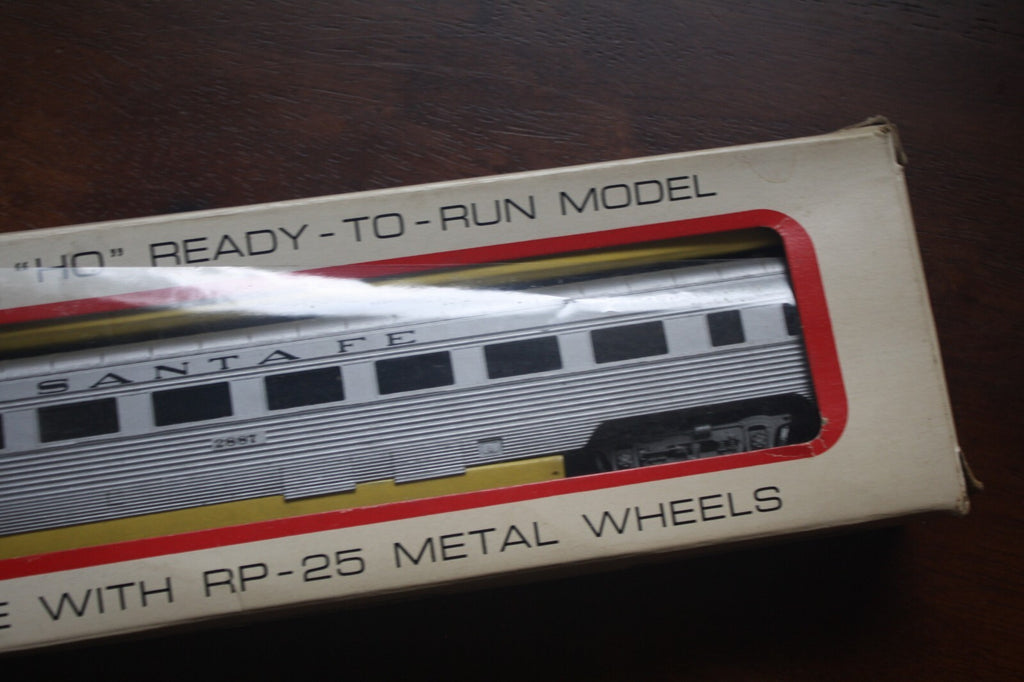 Con-Cor HO Scale Santa Fe Passenger Car Model with RP-25 Metal Wheels